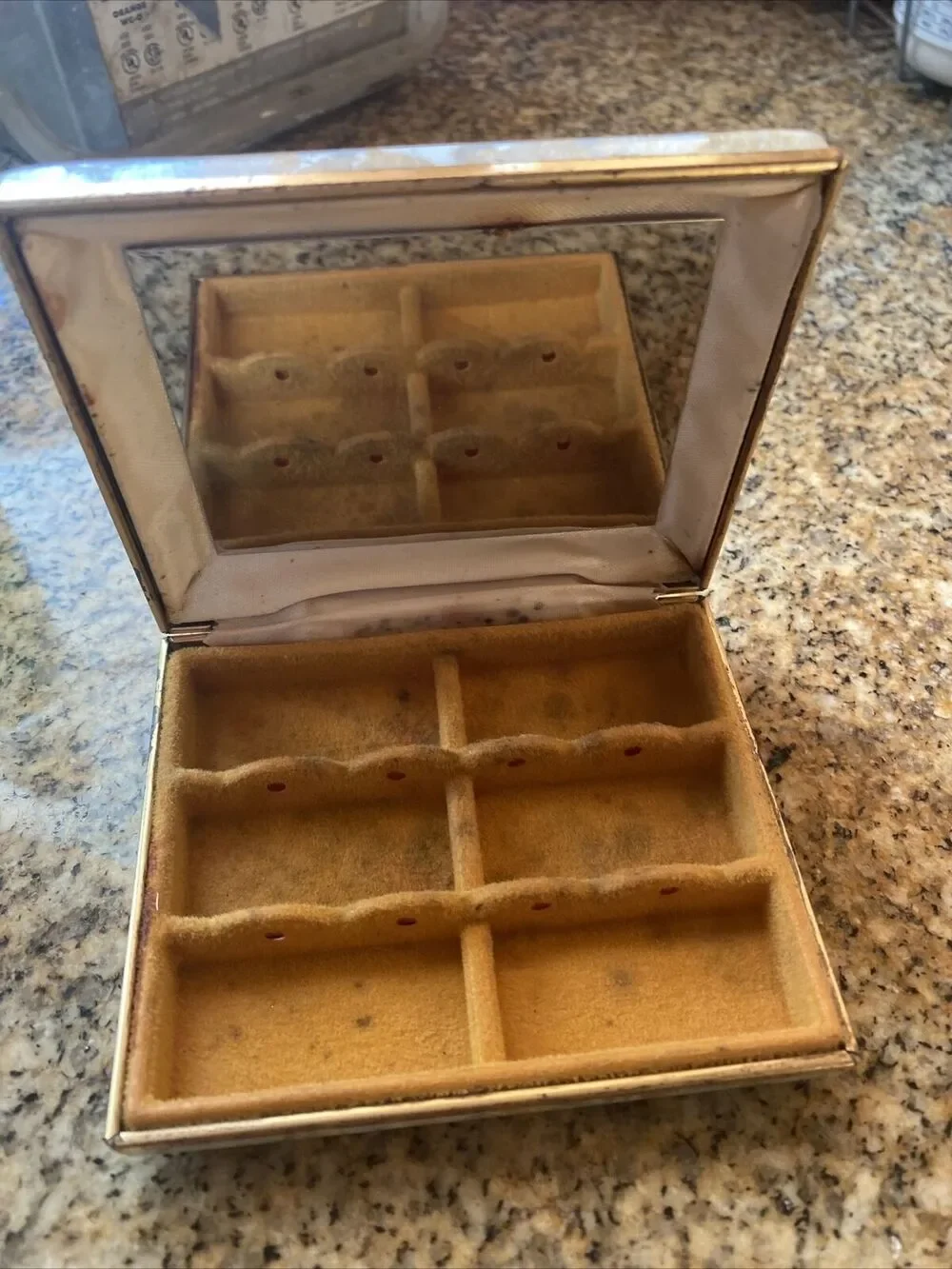 VINTAGE Creme Gold HARD SHELL EARRING JEWELRY BOX TRAVEL JEWELRY CASE